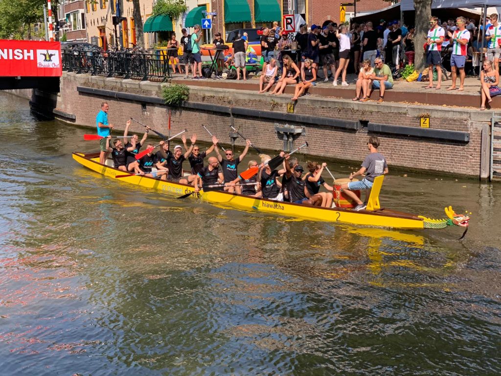 Een groep collega’s van New Nexus deed dit jaar voor de derde keer mee aan de Drakenbootrace en mocht zich na zeven heel intensieve sprints de winnaar noemen. Ondanks de hitte, de onvermijdelijke vermoeidheid en vooral verzuring bleef de teamspirit overeind!