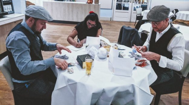 Geld tellen goede doelen eindejaarsfeest New Nexus 2019 breed