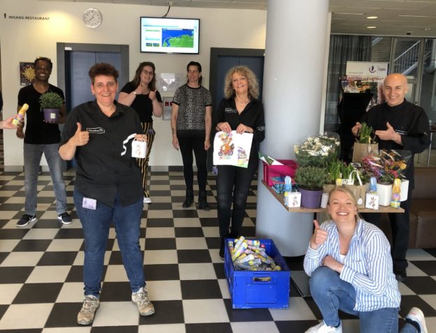 Ontvangst paasactie door medewerkers Bernlef Ontvangst paasactie door medewerkers Bernlef