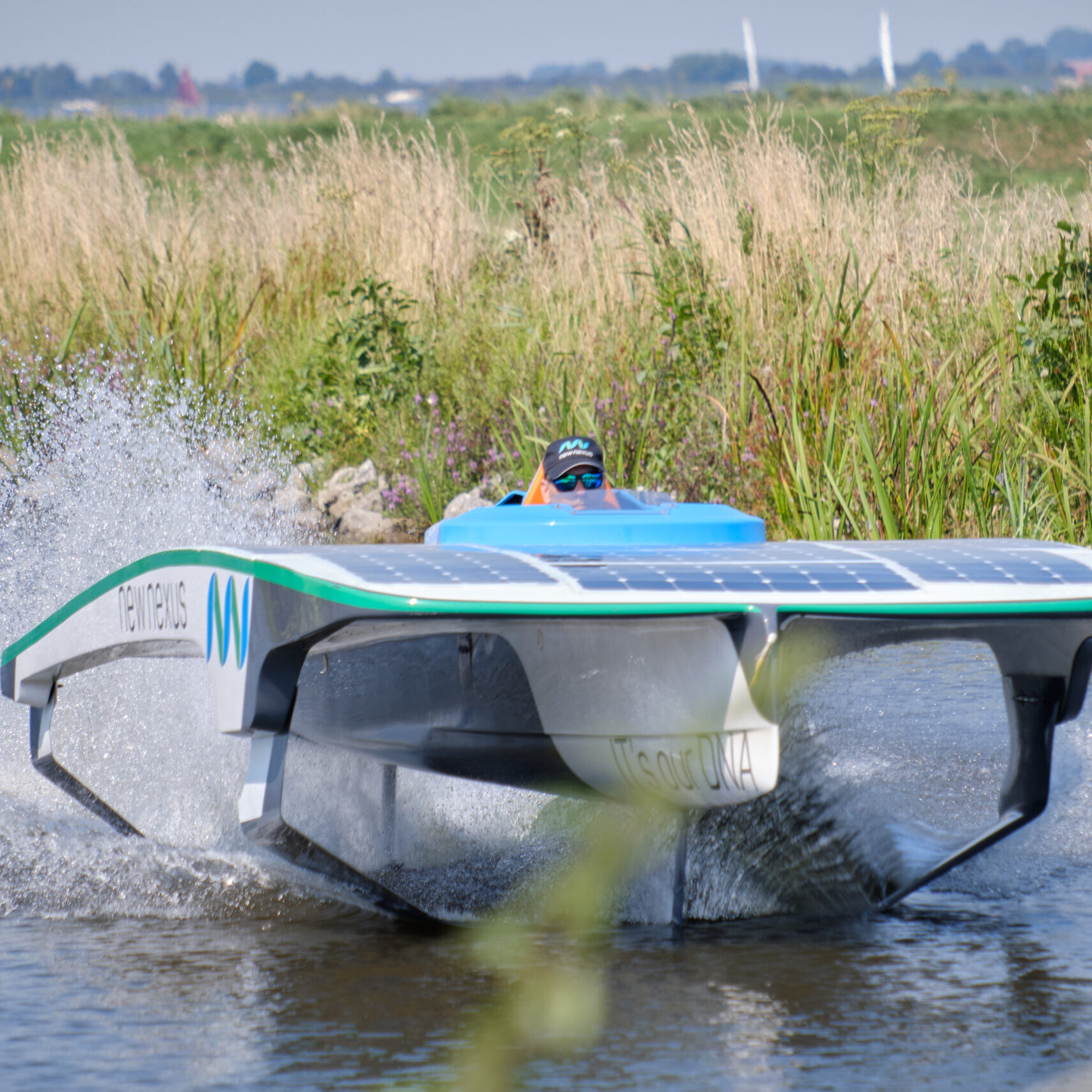 New Nexus solar boot vliegt over water