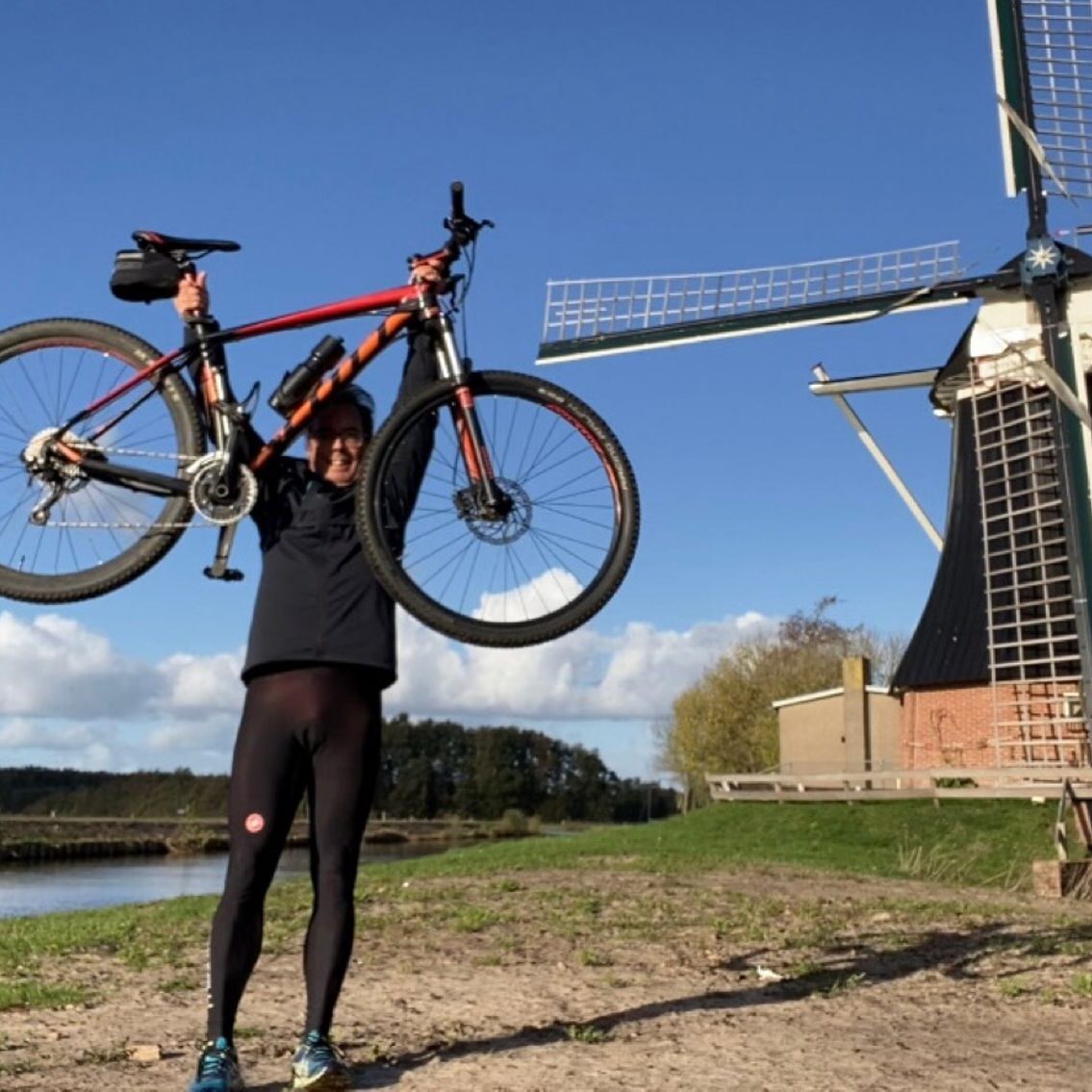 Frits Kelling bij molen tijdens Tour du NNNovember