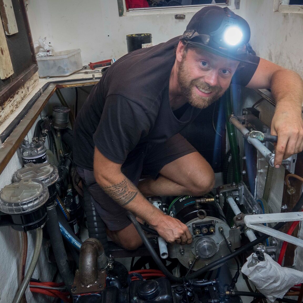 Niels in het motorruim van new nexus zeilschip