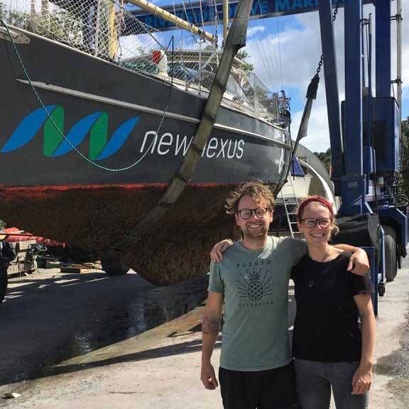 niels en bibi bij new nexus zeilschip op de werf