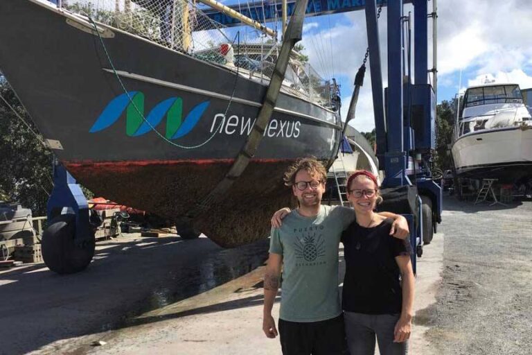 niels en bibi bij new nexus zeilschip op de werf