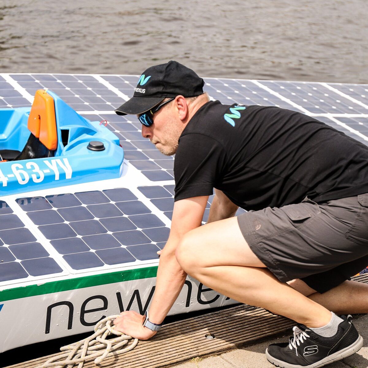 Erik Rademaker bij New Nexus Solar Boot op de kade
