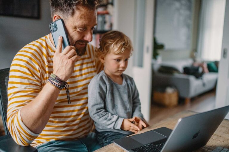 Thuiswerken met kindje op schoot