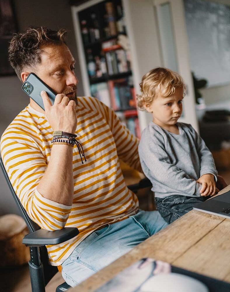Thuiswerken met kindje op schoot