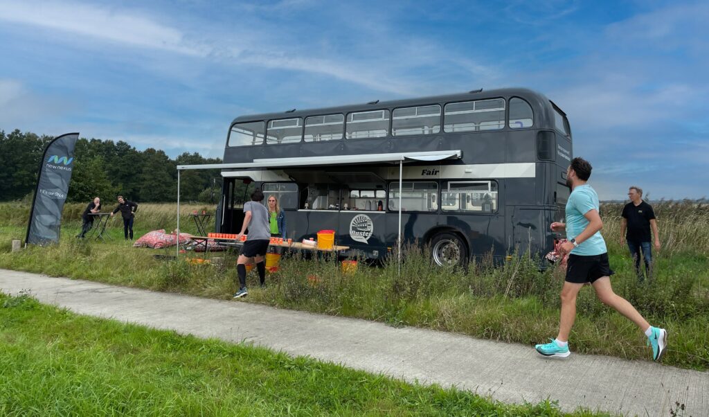 Na 2,5 jaar sleutelen maakte afgelopen zondag onze foodtruck Buster zijn debuut tijdens de Groene 4 Mijl in natuurgebied De Onlanden. De Engelse dubbeldekker fungeerde halverwege het parcours als waterpunt voor lopers en wandelaars.