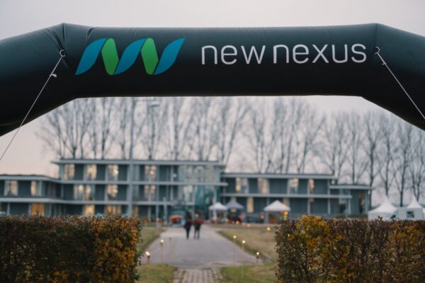 Open Huis New Nexus welkomstboog