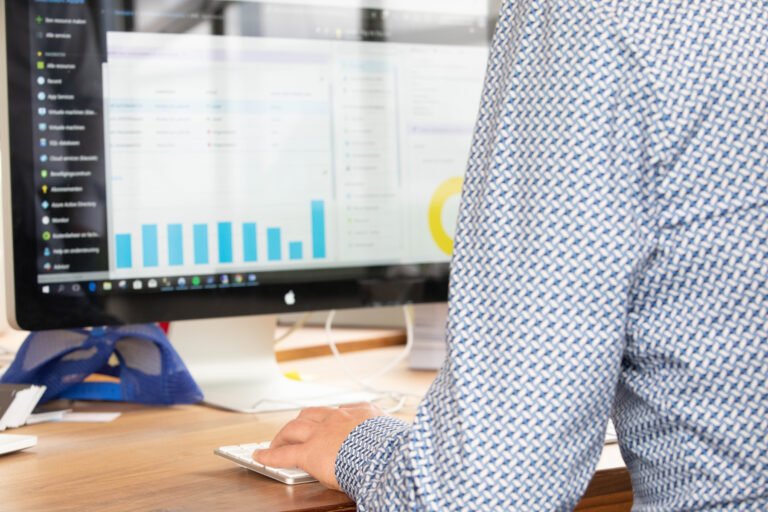 beeldscherm met prestatie- en informatiemanagementsysteem