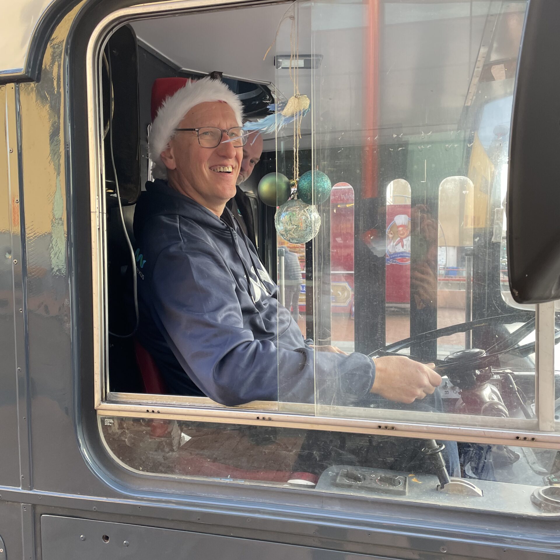 Harrie als Kerstige buschauffeur