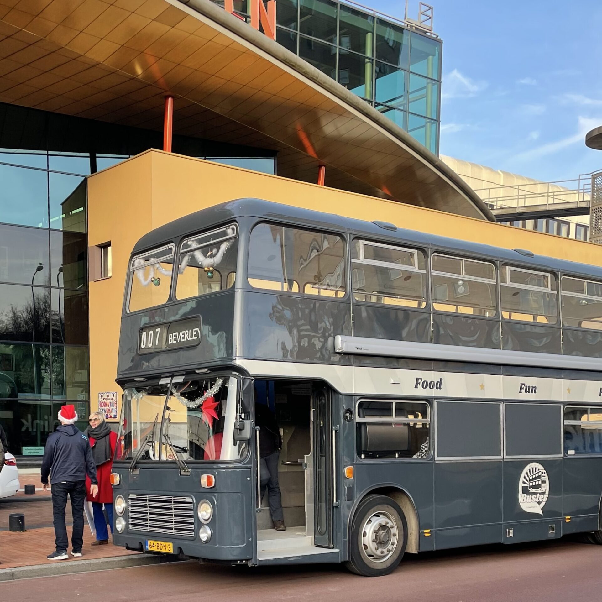 Kerstdonaties goede doelen rondbrengen met onze Buster