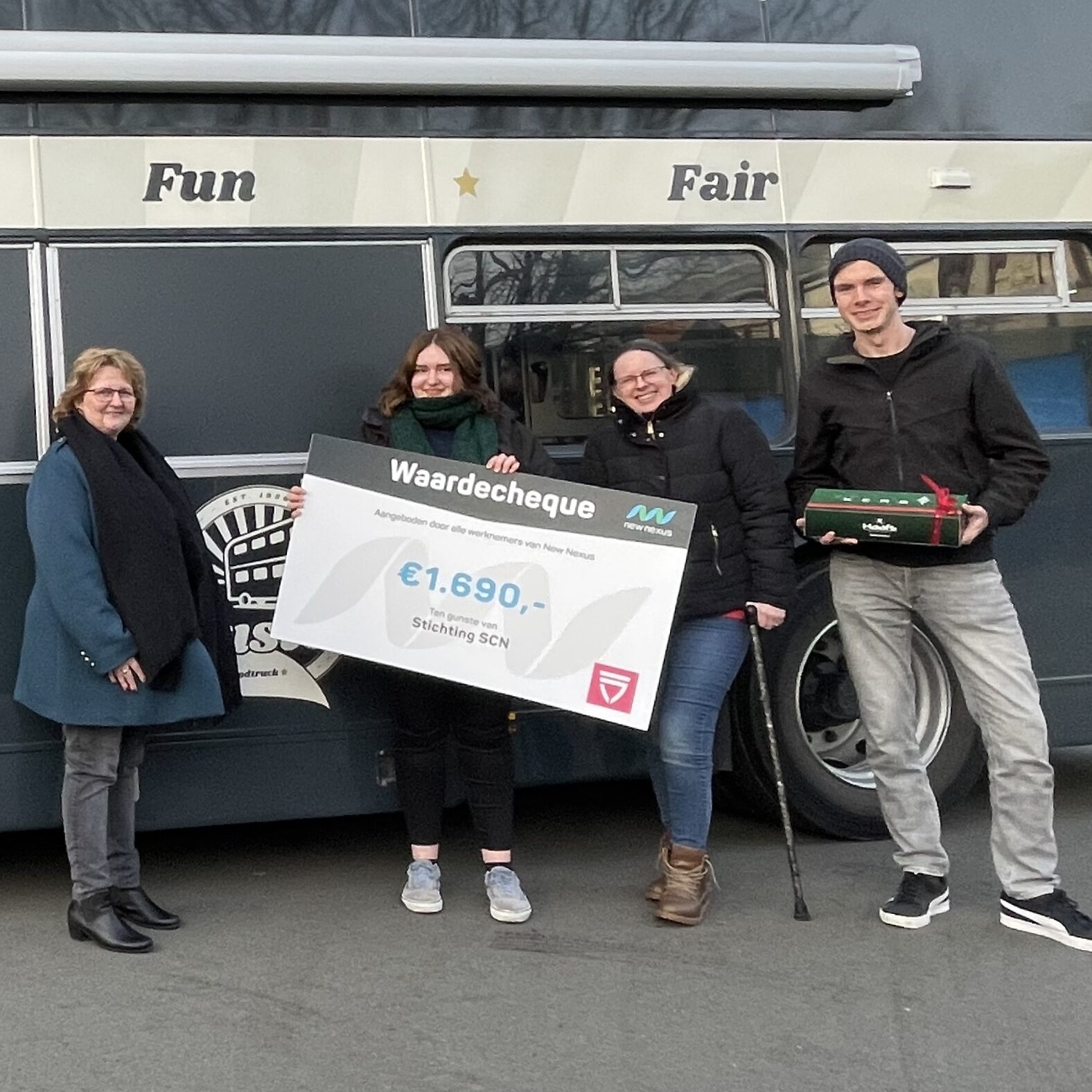 overhandiging cheque aan stichting SCN