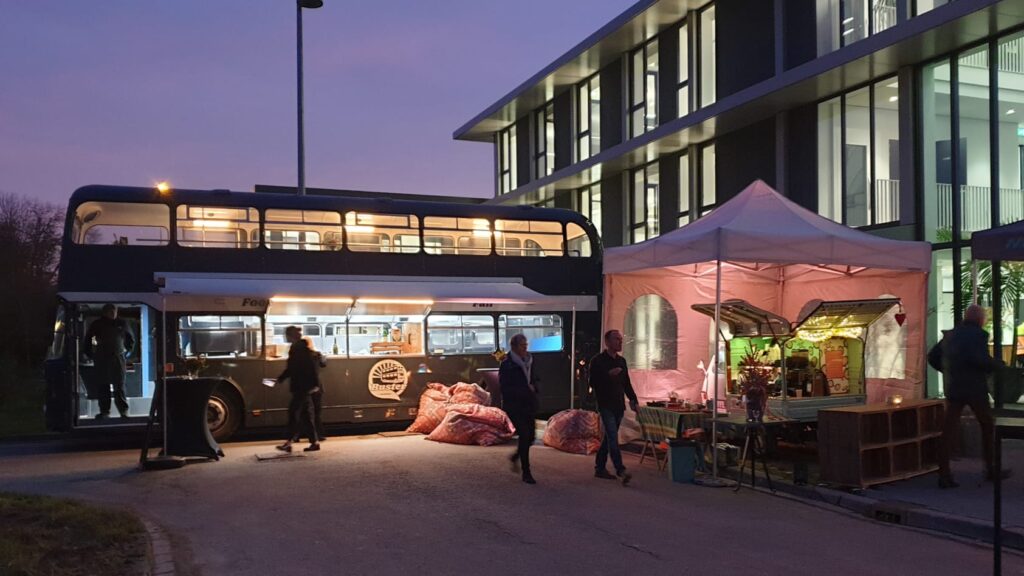 Buster, onze gerestaureerde Engelse dubbeldekker, kan eindelijk zijn rol vervullen als foodtruck en daarmee vooral als leerwerkplek. De foodtruck staat voor food, fun, fair: goed eten in een bijzondere setting, die mensen met een afstand tot de arbeidsmarkt een eerlijke kans biedt.
