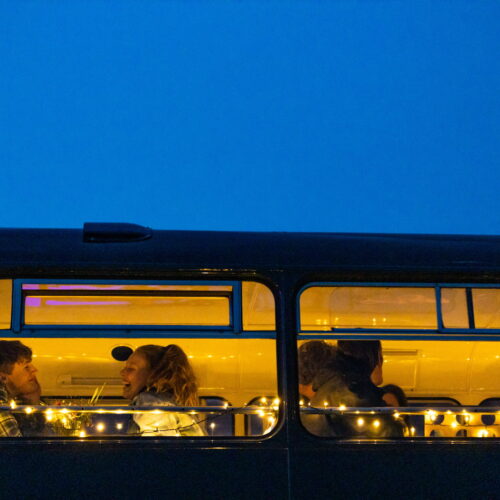 Festival deelnemers aan het dineren op de tweede verdieping van Buster Foodtruck