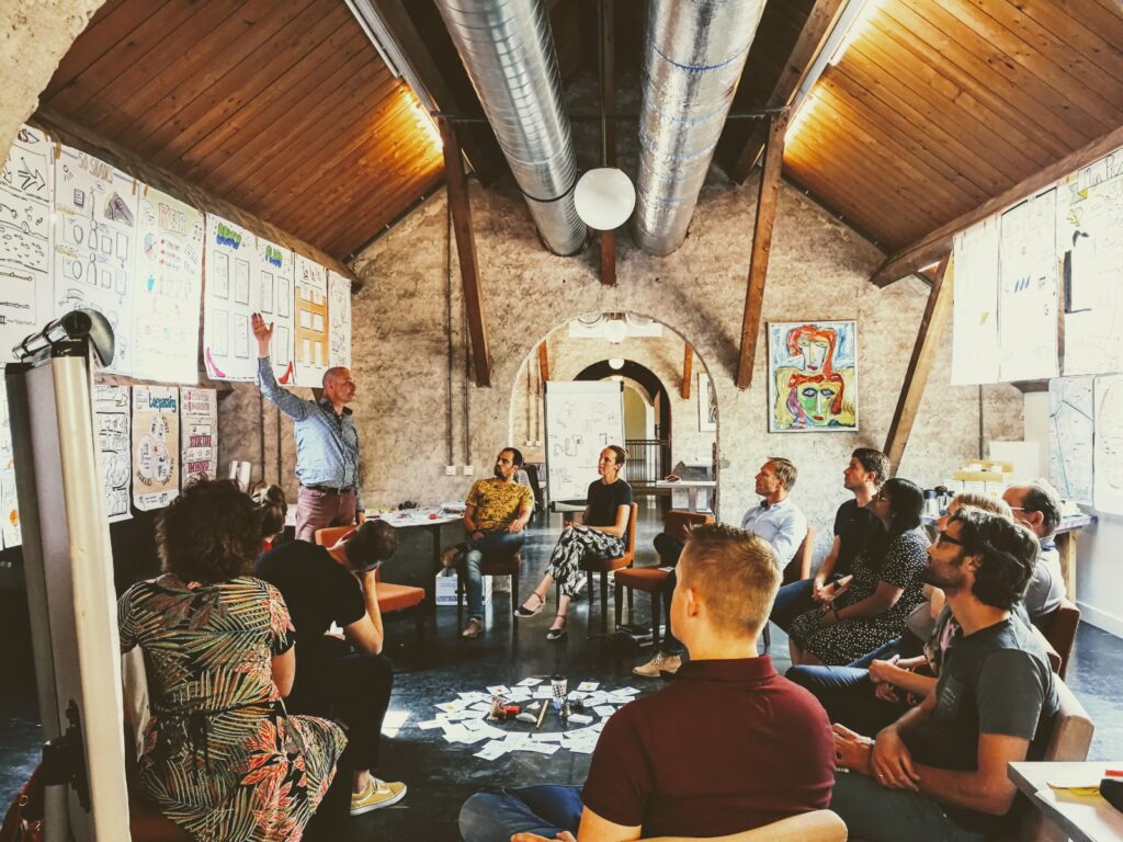 Op 21 en 22 april organiseert New Nexus de training Visual Changemaking. In twee dagen ontdek je de bouwblokken van de visuele taal, leer je iconen tekenen voor je werk en visualiseer je je eigen plan.