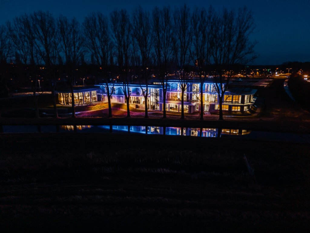 Het kantoor van New Nexus in Haren verlicht in de blauwe en gele kleuren van de Oekraiense vlag - foto gemaakt door The Brandwagon