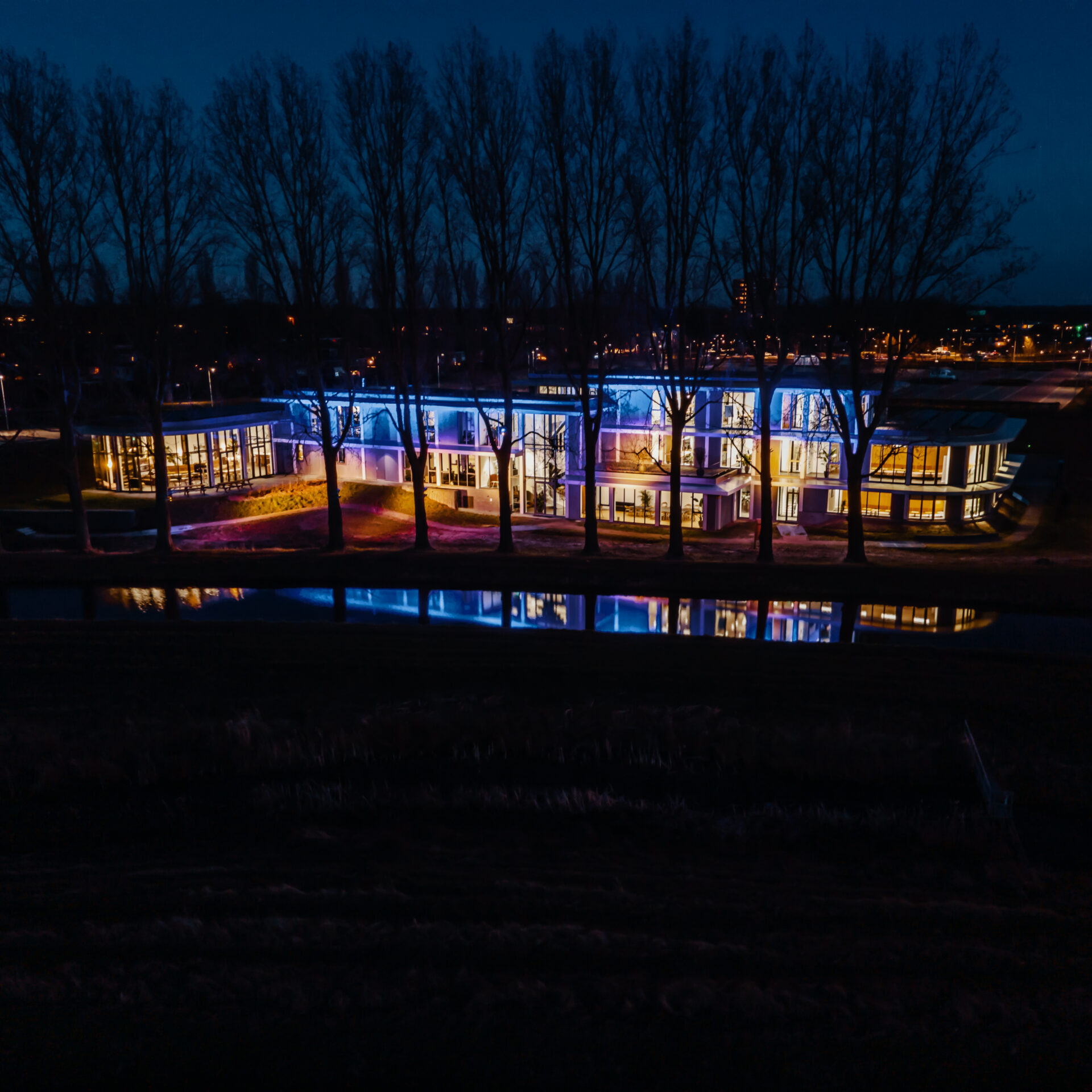 Het kantoor van New Nexus in Haren verlicht in de blauwe en gele kleuren van de Oekraiense vlag - foto gemaakt door The Brandwagon