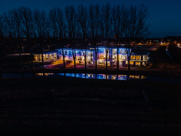 Het kantoor van New Nexus in Haren verlicht in de blauwe en gele kleuren van de Oekraiense vlag – foto gemaakt door The Brandwagon Het kantoor van New Nexus in Haren verlicht in de blauwe en gele kleuren van de Oekraiense vlag - foto gemaakt door The Brandwagon