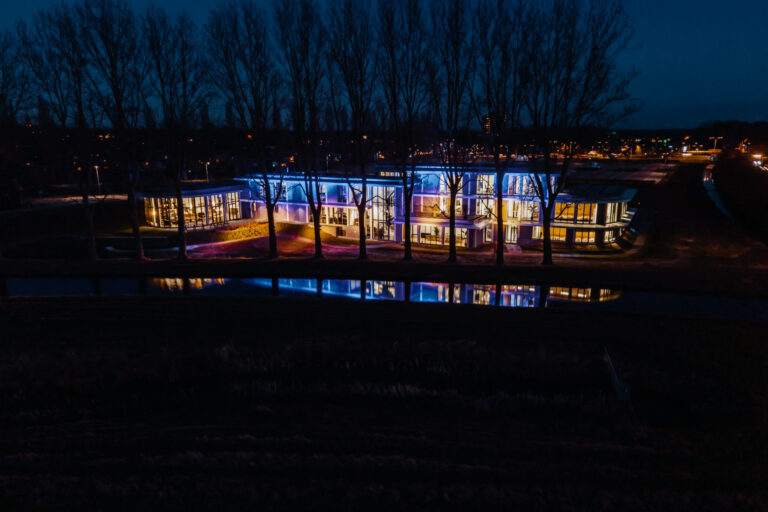 Het kantoor van New Nexus in Haren verlicht in de blauwe en gele kleuren van de Oekraiense vlag - foto gemaakt door The Brandwagon