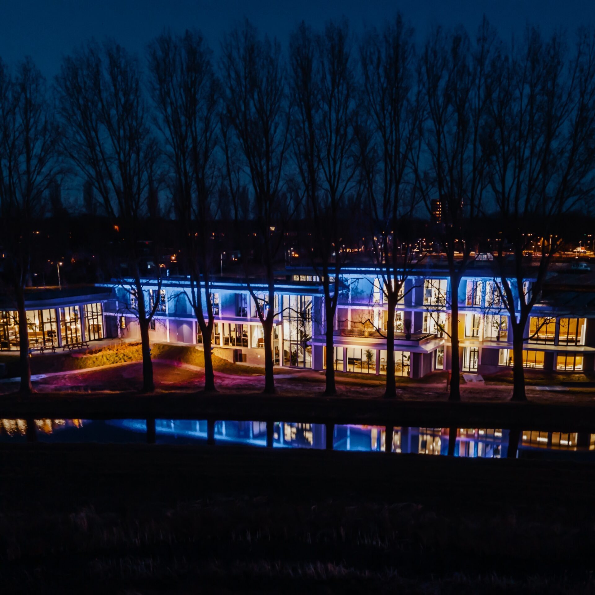 Kantoor New Nexus verlicht in kleuren Oekraiense vlag