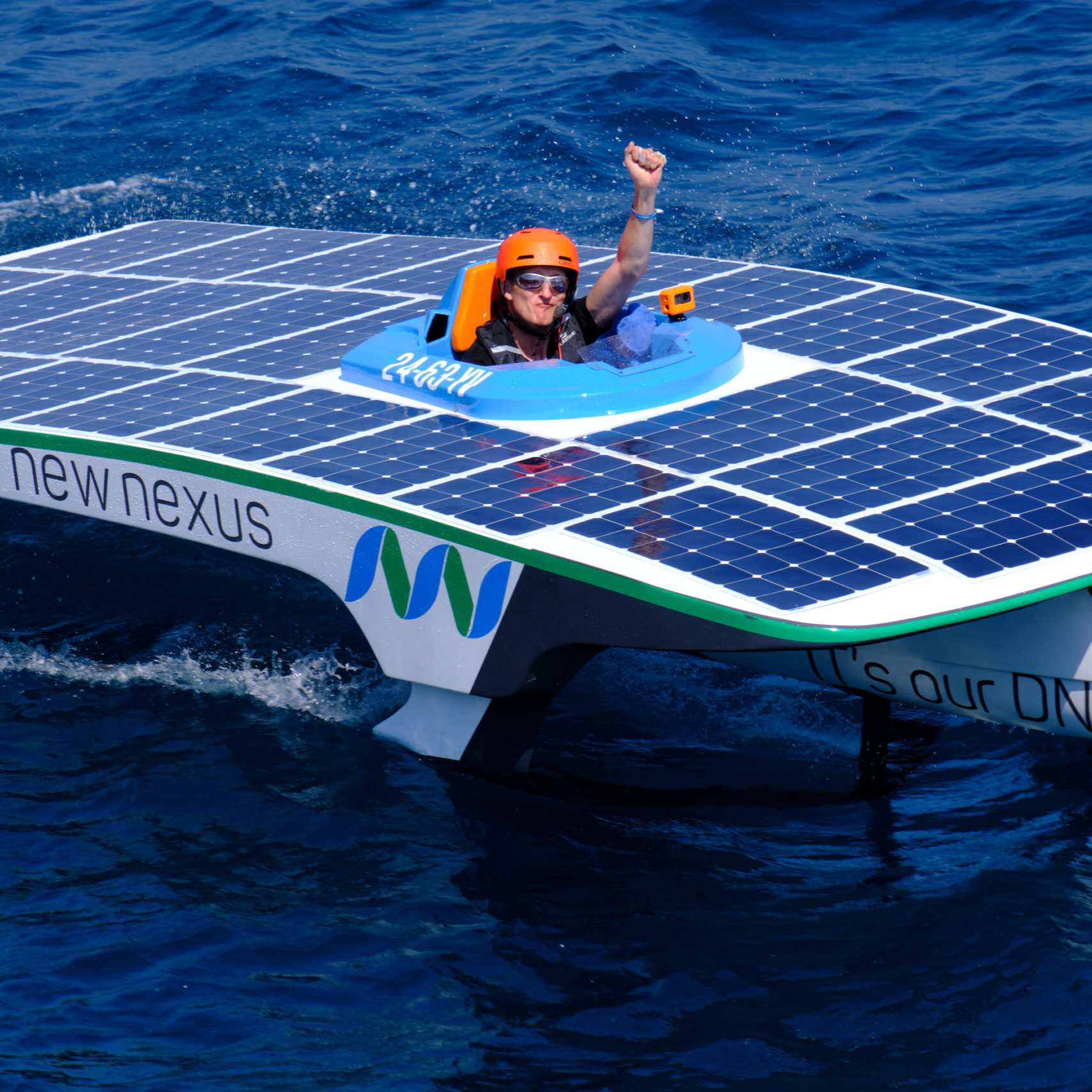 Piloot Inno Vermeijs van New Nexus Solar Race Team steekt na overwinning zijn vuist omhoog in de New Nexus Solar Boot