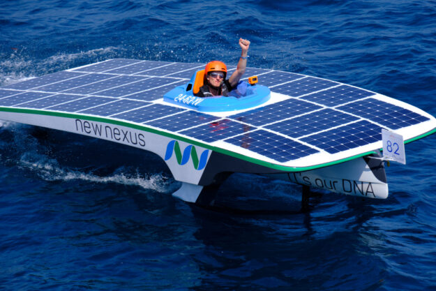 Piloot Inno Vermeijs van New Nexus Solar Race Team steekt na overwinning zijn vuist omhoog in de New Nexus Solar Boot