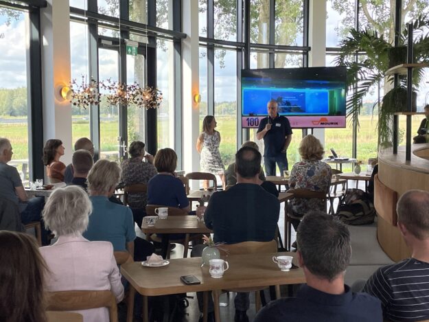 Jan Schut en Nicole van der Ouw verwelkomen deelnemers 100 months to change