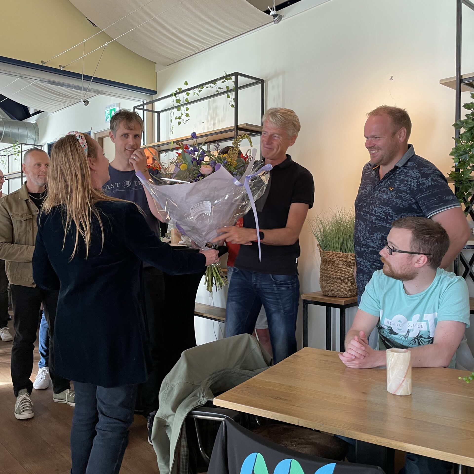 Bloemen voor Mark Winters vanwege 12 en een half jaar bij New Nexus