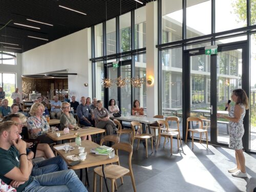 Nicole spreekt voor deelnemers 10 months to change