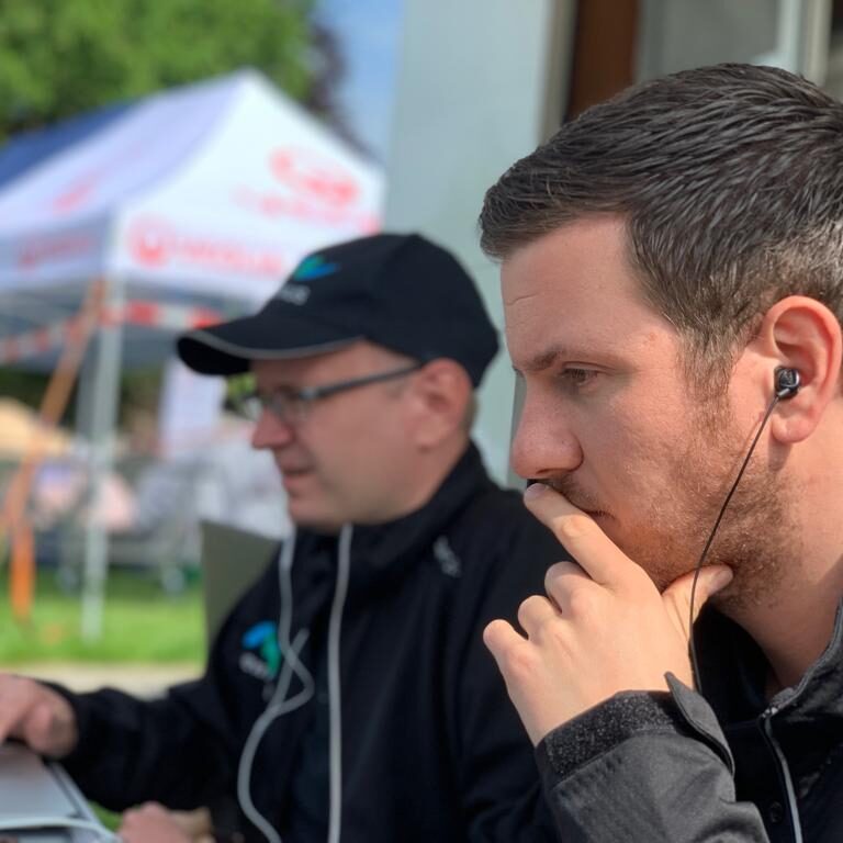 Tymen en Maarten in contact met de piloot van het New Nexus Solar Boot Team