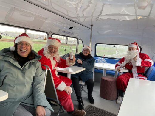 We hebben er zin in! Collega's in kerstoutfit in de Buster