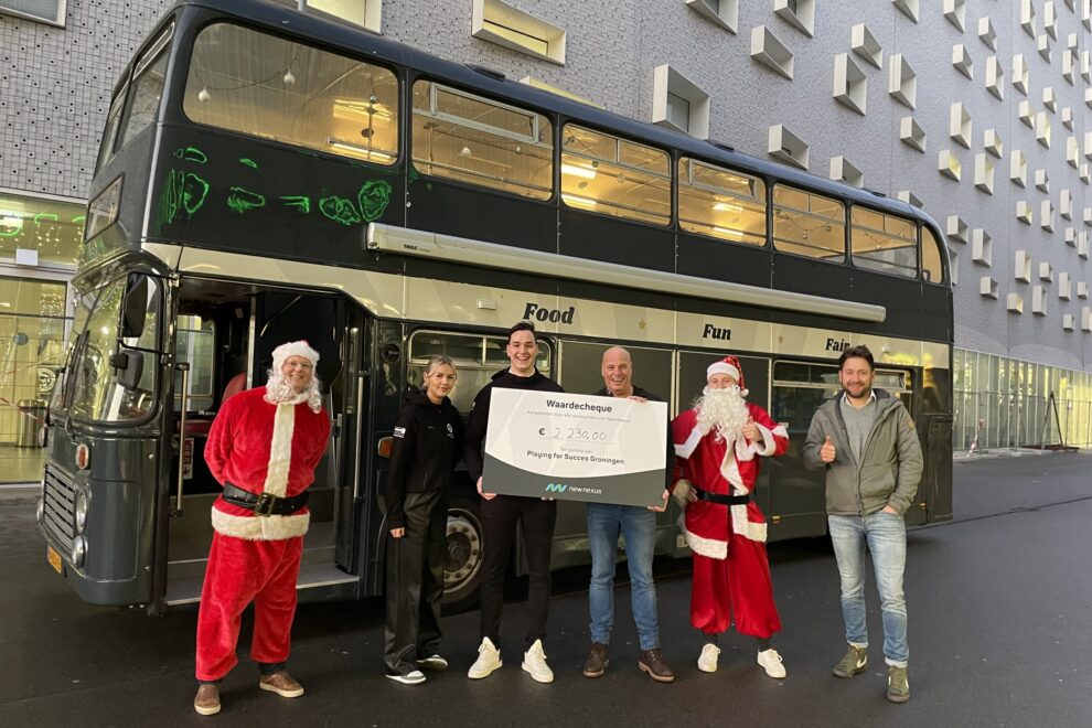 Overhandiging cheque aan Playing for success Groningen voor de Buster