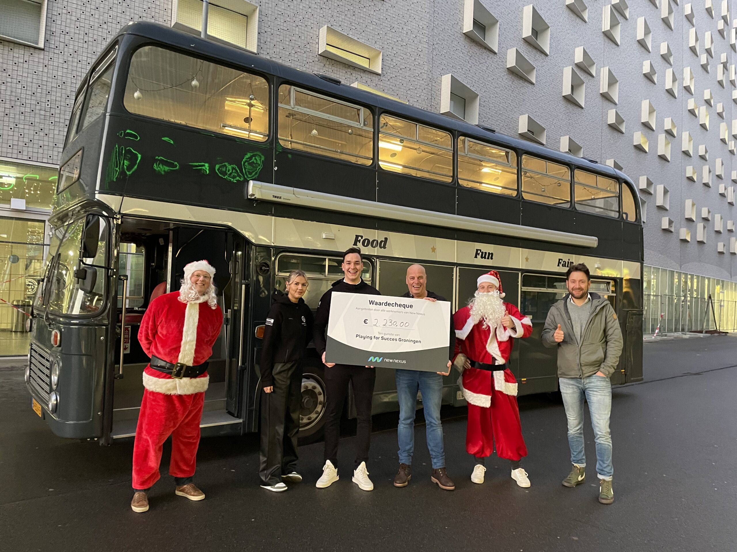 Overhandiging cheque aan Playing for success Groningen voor de Buster