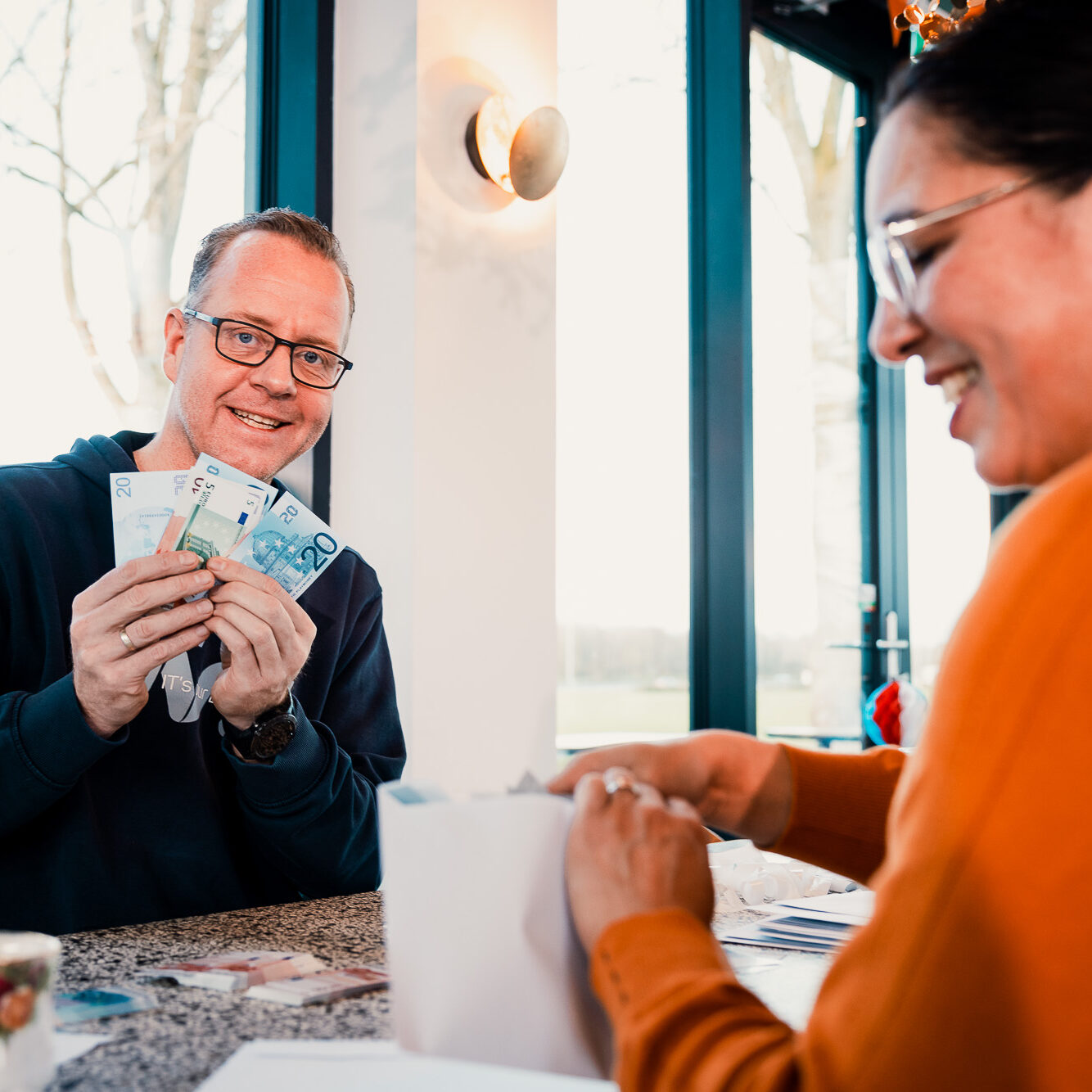 Het geld voor de goede doelen wordt geteld