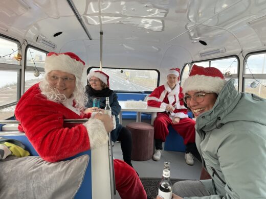 Collega's New Nexus in kerstsfeer in de Buster onderweg naar de goede doelen