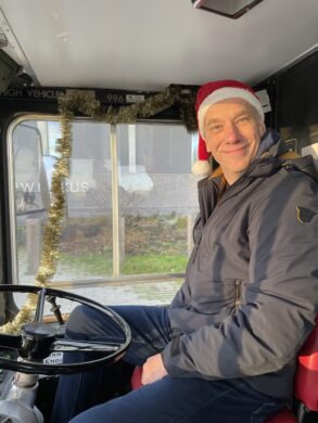 Martin Lantinga als kerstman en buschauffeur in de Buster