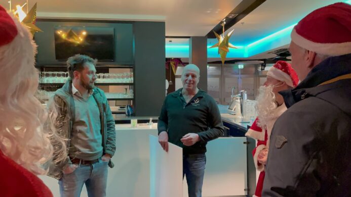 Ton van Playing for success geeft uitleg in het stadion van FC Groningen