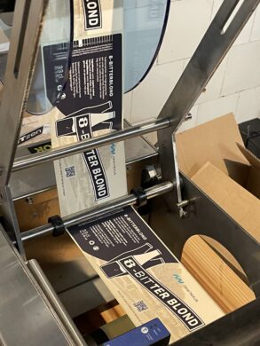 Etiketten voor bier New Nexus in etiketteermachine van De Prael