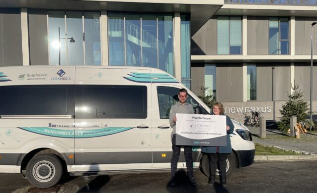 Overhandiging cheque aan Stichting Wensambulance