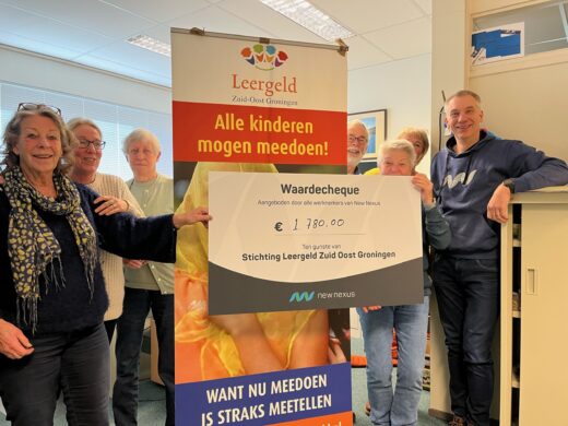 Overhandiging cheque aan Stichting Leergeld Zuid-Oost Groningen