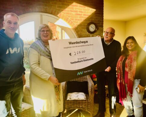 Overhandiging cheque aan Voedselbank Stadswolde