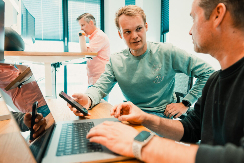 App developers Wouter en Mark aan het werk bij New Nexus Software Solutions