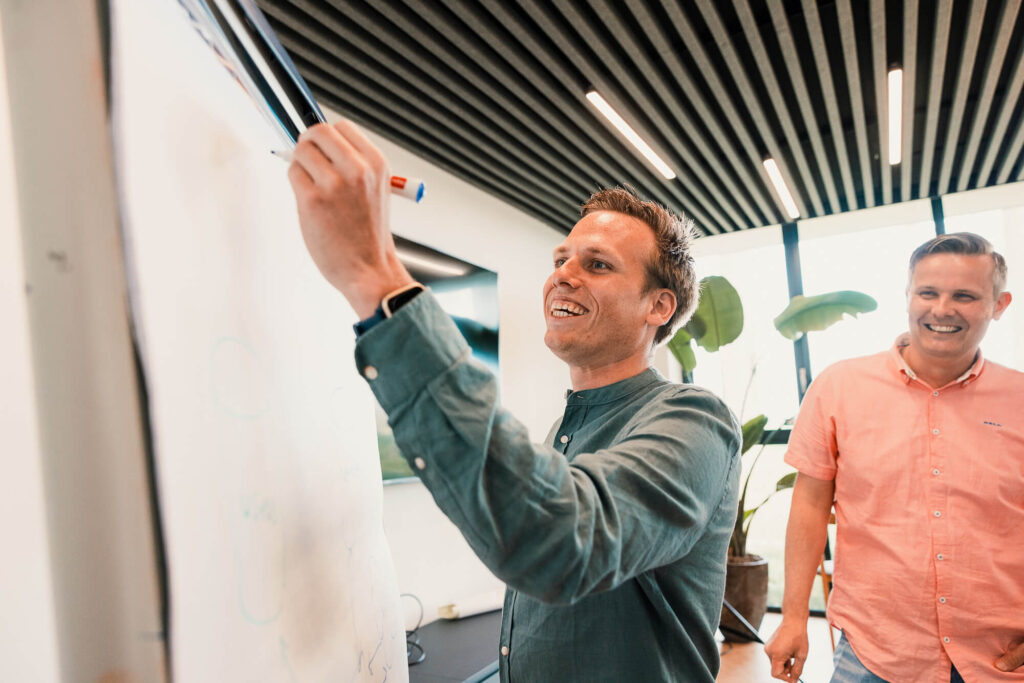 Rutger schrijft op flip-over