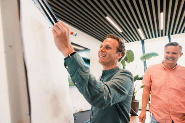 Rutger schrijft op flip-over Rutger schrijft op flip-over