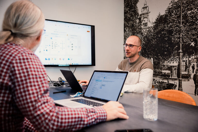Sebastiaan en Rob bespreken New Nexus architectuur met laptop op groot scherm