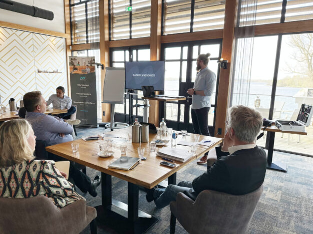 Allard van der Teems geeft masterclass Performance Control aan de leden van NPAL Allard van der Teems geeft masterclass Performance Control aan de leden van NPAL