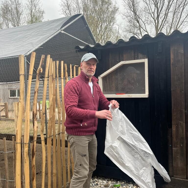 Collega Martin gaat kippenhok schilderen