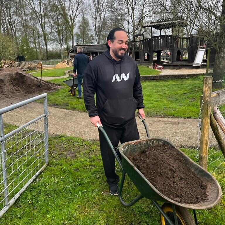 Collega Carl is met zand aan het kruien