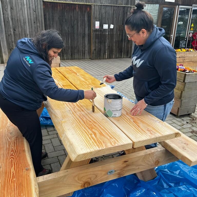 Collega Tamara en Valentina beitsen de picknickbank